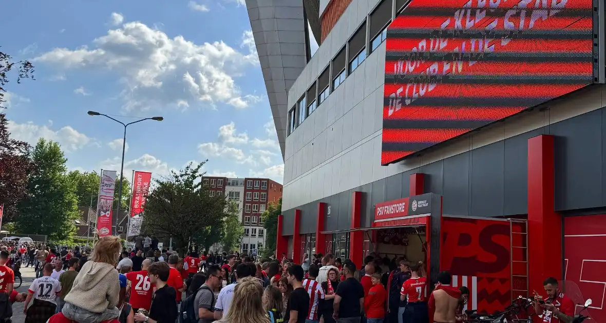 PSV landskampioen na bizarre inhaalrace - Foto 1