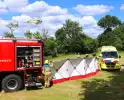 Auto rijdt door voortuin en eindigt in weiland