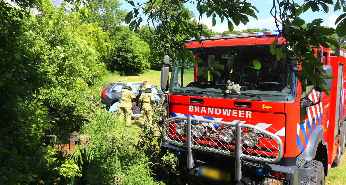 Auto rijdt door voortuin en eindigt in weiland - Foto 1