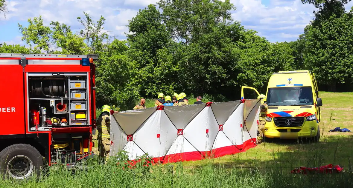 Auto rijdt door voortuin en eindigt in weiland - Foto 3