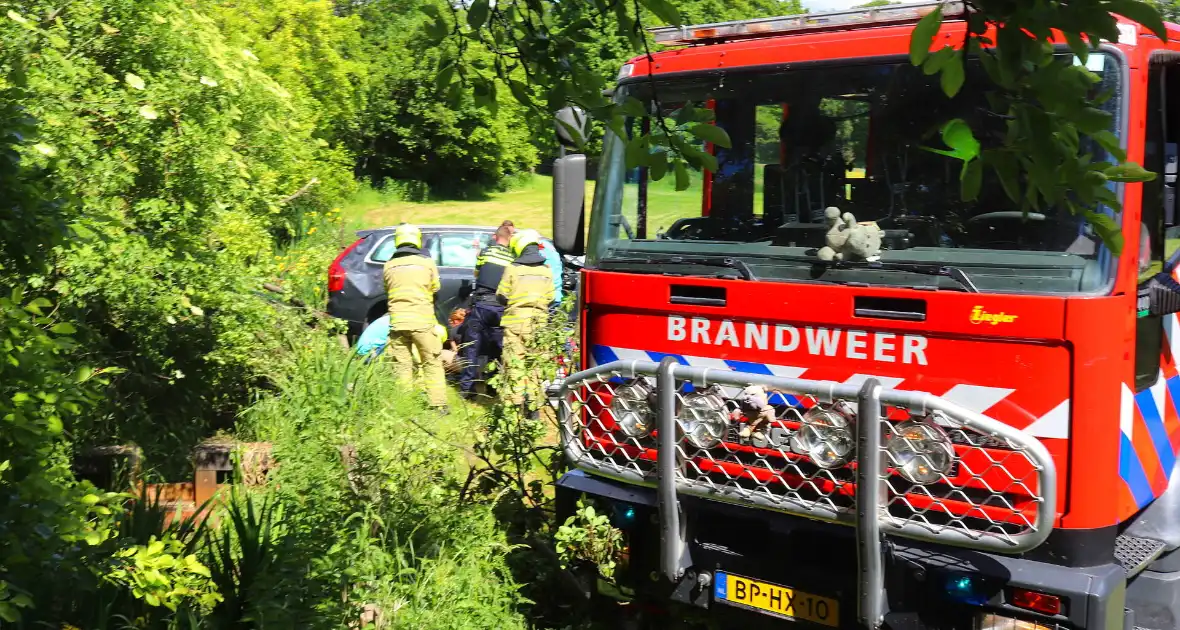 Auto rijdt door voortuin en eindigt in weiland - Foto 4