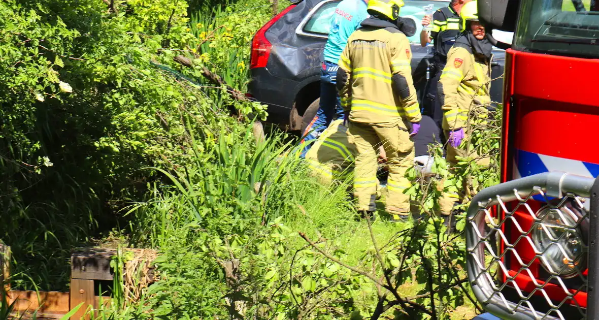 Auto rijdt door voortuin en eindigt in weiland - Foto 5