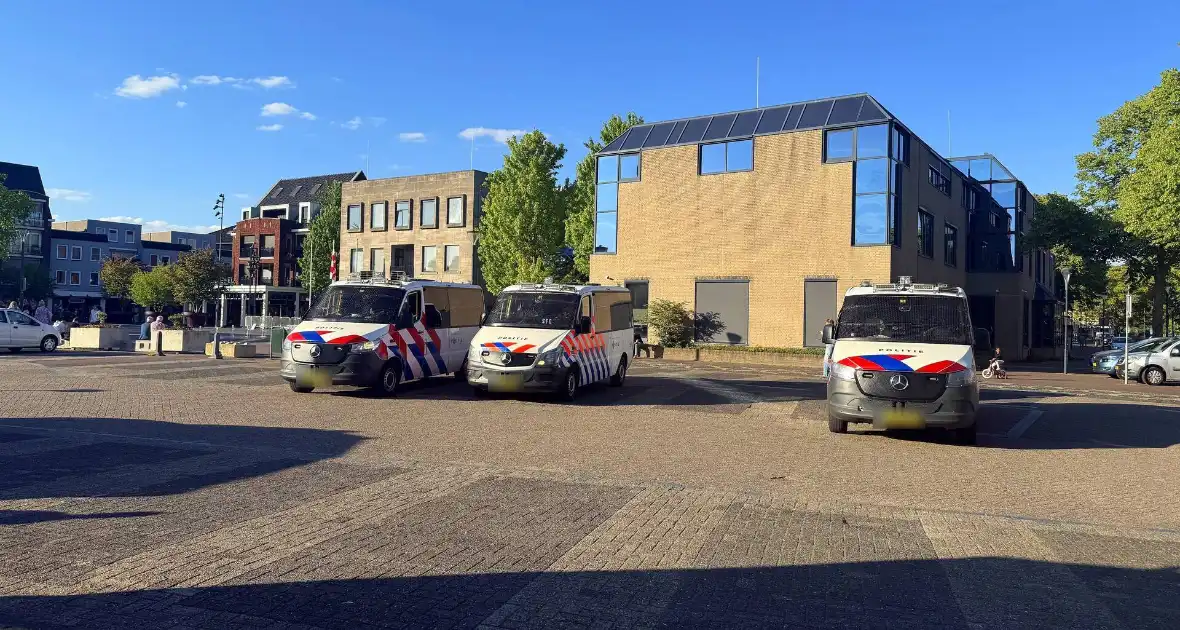 Mobiele eenheid aanwezig bij protest