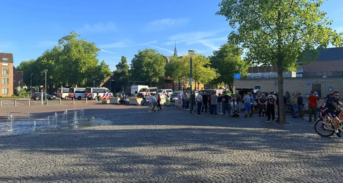Mobiele eenheid aanwezig bij protest - Foto 2