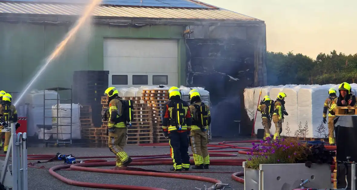 Brandweer druk met grote brand in loods