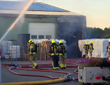 Brandweer druk met grote brand in loods