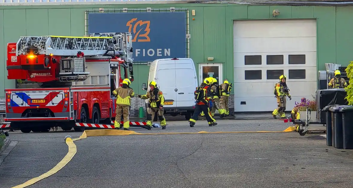 Brandweer druk met grote brand in loods - Foto 2