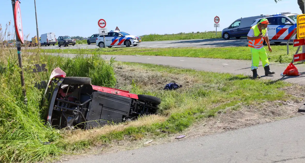 Invalidenauto raakt te water na ongeval