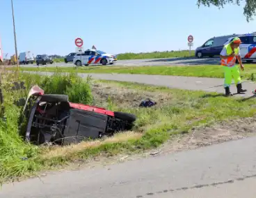 Invalidenauto raakt te water na ongeval