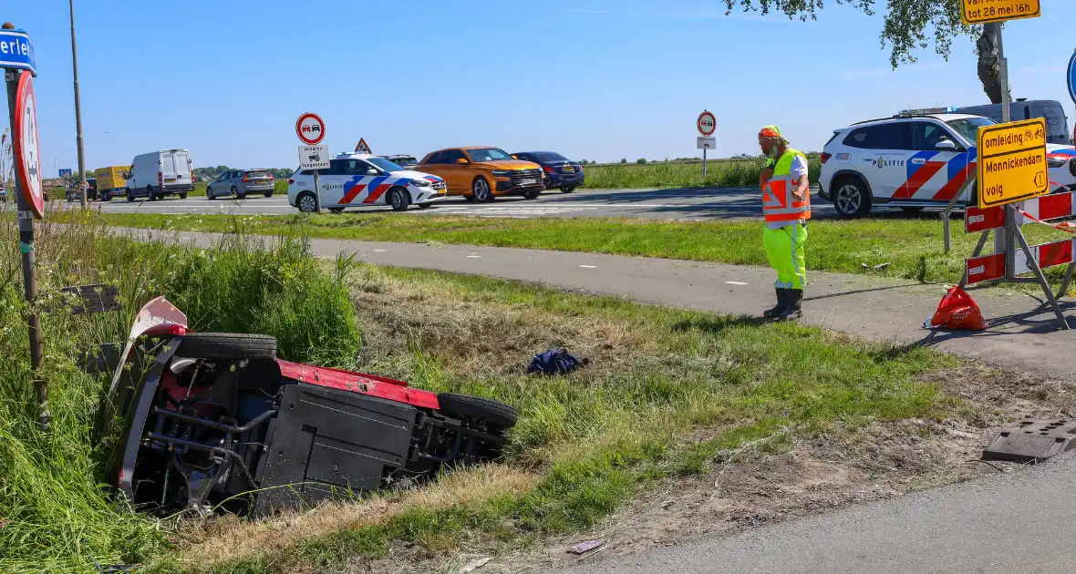 Invalidenauto raakt te water na ongeval - Foto 1
