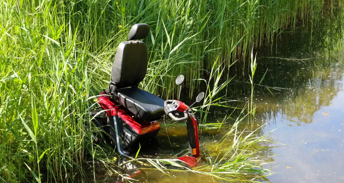 Scootmobiel belandt in sloot na ongeval