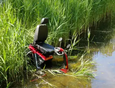Scootmobiel belandt in sloot na ongeval