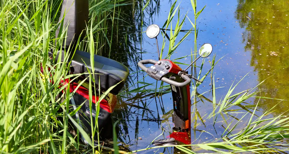Scootmobiel belandt in sloot na ongeval - Foto 3