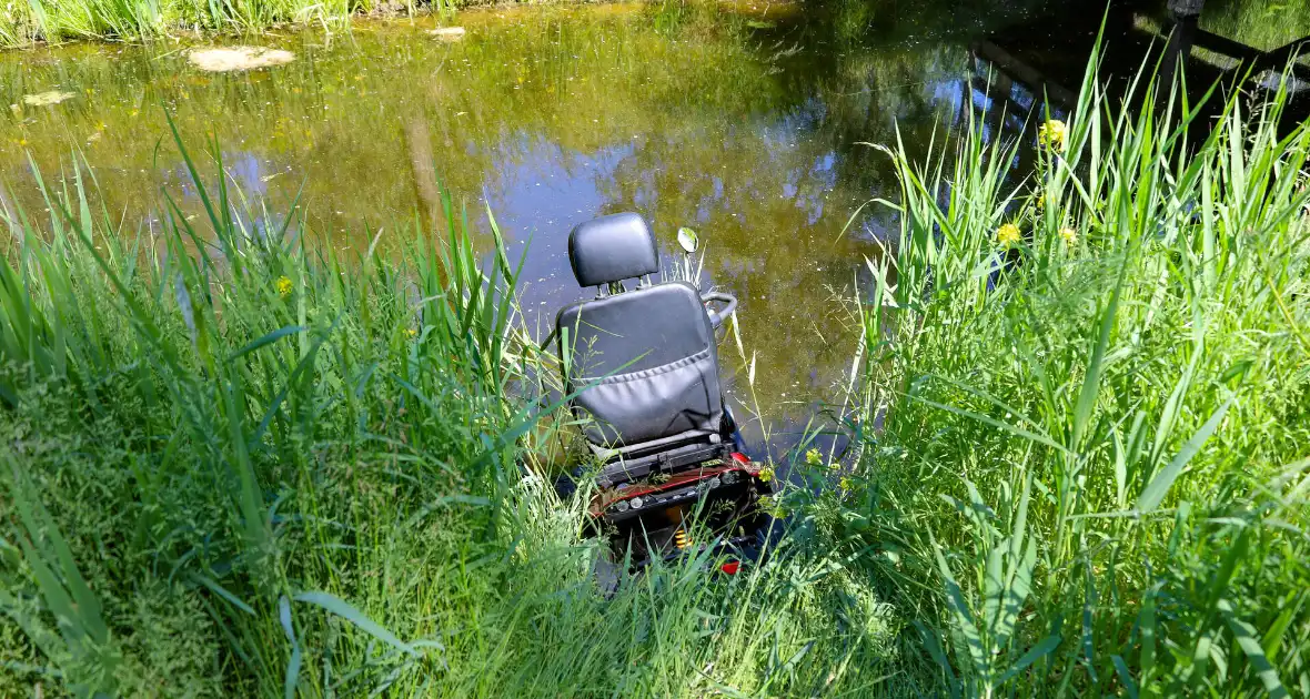 Scootmobiel belandt in sloot na ongeval - Foto 4