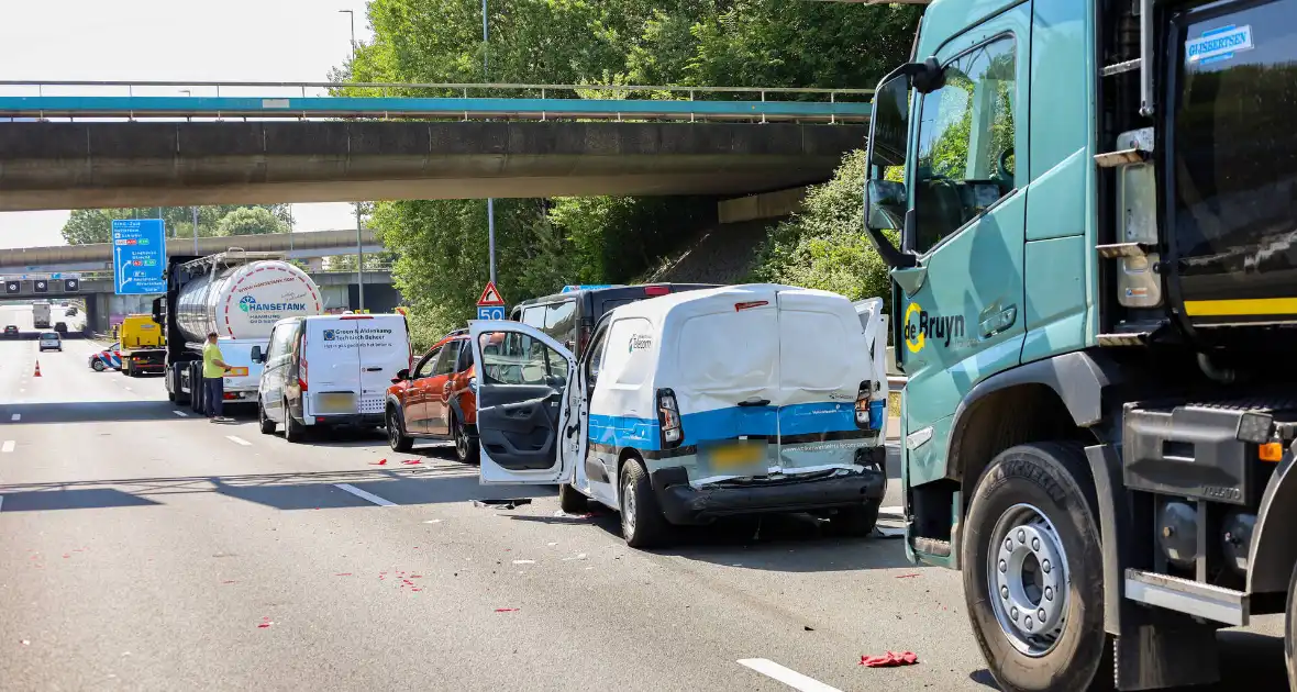 Kettingbotsing leidt tot ziekenhuisopnames en verkeersopstoppingen