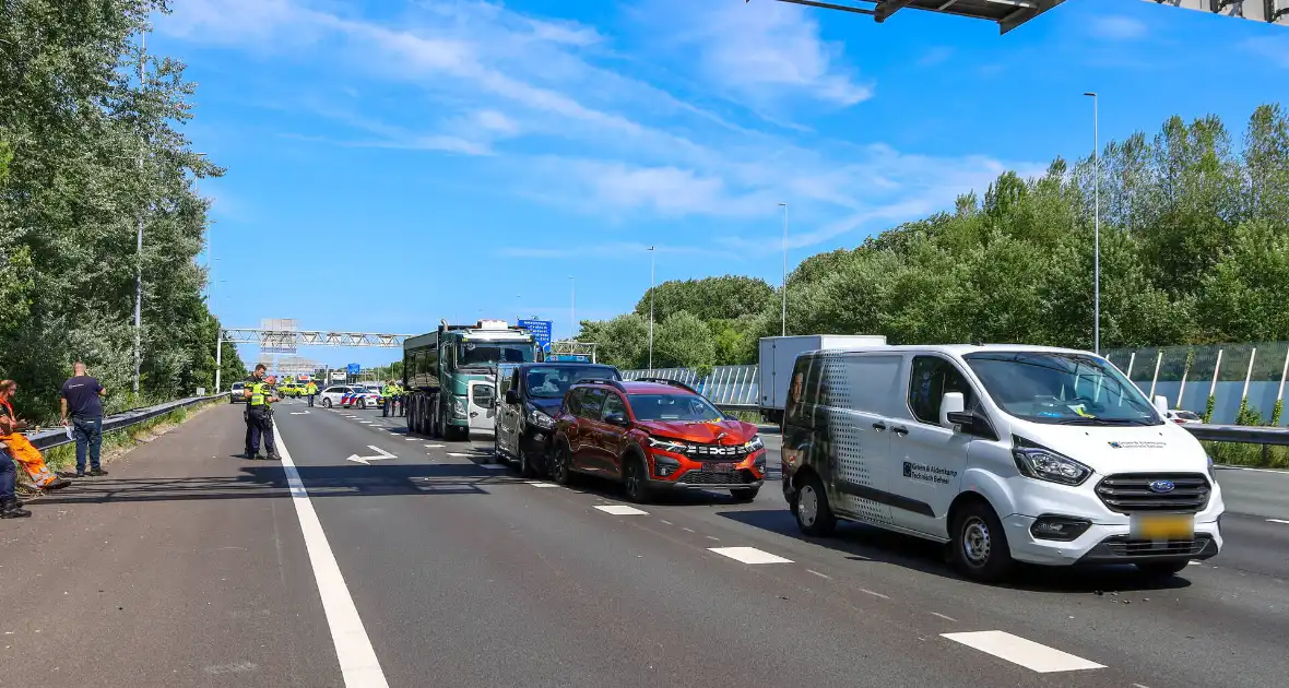 Kettingbotsing leidt tot ziekenhuisopnames en verkeersopstoppingen - Foto 1
