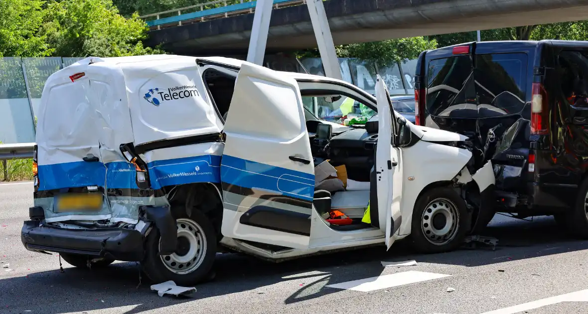Kettingbotsing leidt tot ziekenhuisopnames en verkeersopstoppingen - Foto 2