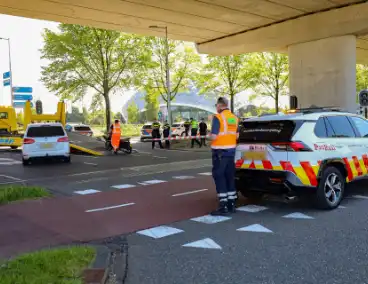Ongeval tussen scooter en auto leidt tot gewonde