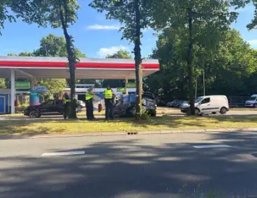 Auto loopt forse schade op na aanrijding met vrachtwagen
