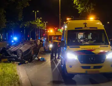 Automobilist verliest macht over stuur en auto slaat over de kop