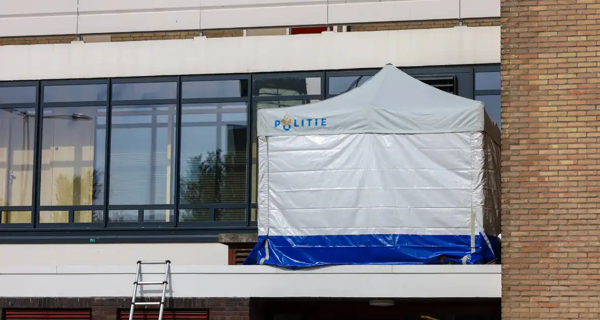 Politie plaatst tent bij gevonden lichaam - Foto 2