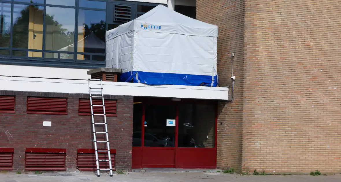 Politie plaatst tent bij gevonden lichaam - Foto 4