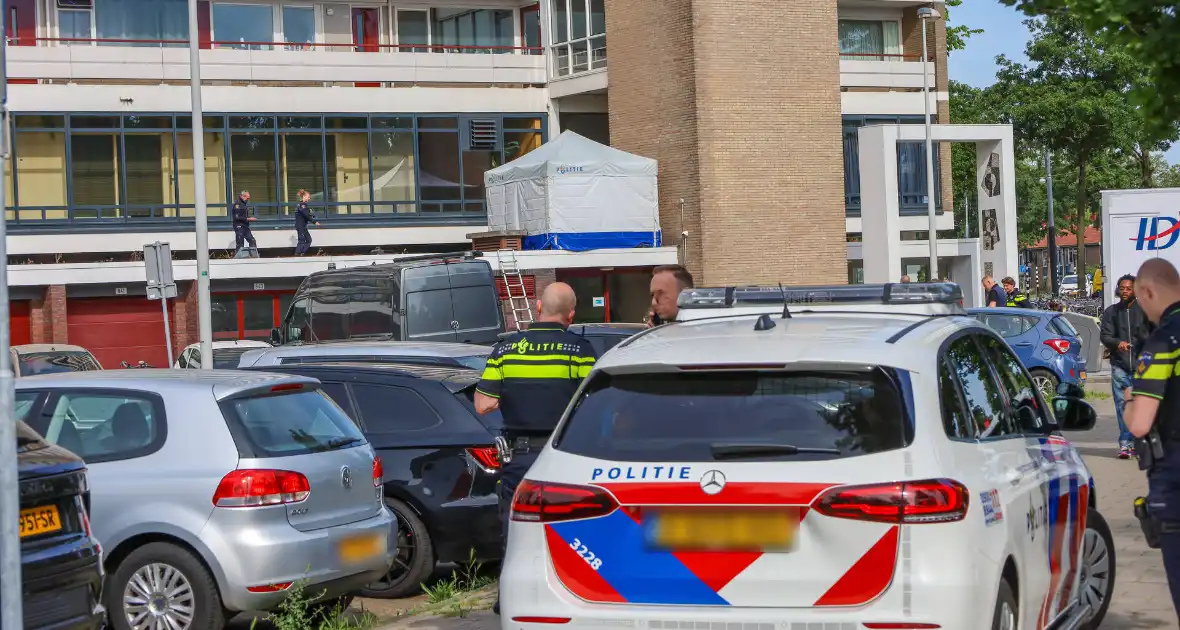 Politie plaatst tent bij gevonden lichaam - Foto 5