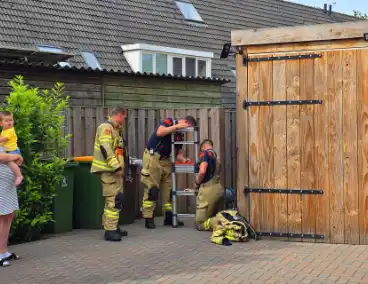 Brandweer redt kat na sprongetje van dak