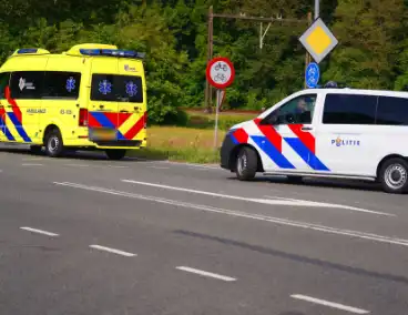 Fietsster in botsing met auto naar ziekenhuis vervoerd