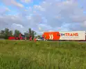 Auto boort zich onder vrachtwagentrailer