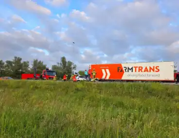 Auto boort zich onder vrachtwagentrailer