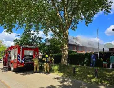 Uitslaande brand op dak woning