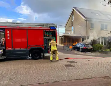 Auto in vlammen op oprit