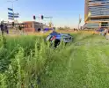 Auto belandt in sloot, bestuurder aangehouden