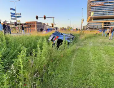 Auto belandt in sloot, bestuurder aangehouden