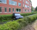 Auto's botsen en raken van de weg