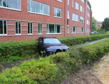 Auto's botsen en raken van de weg