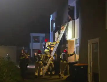 Gezin uit brandende woning gered via ladder