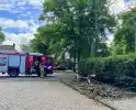 Brandweer zaagt tak om gevaar te verminderen