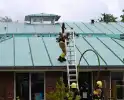 Rook uit dak van schoolgebouw