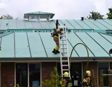 Rook uit dak van schoolgebouw