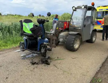 Scootmobiel belandt in sloot, bestuurder gewond