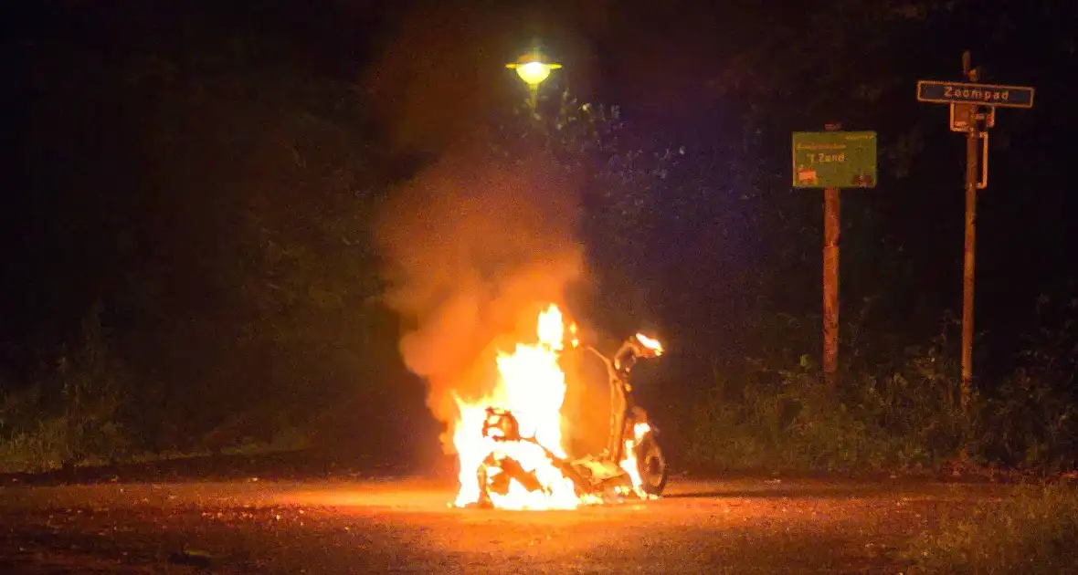 Scooter in vlammen opgegaan