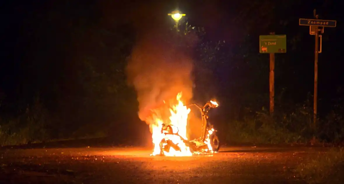 Scooter in vlammen opgegaan - Foto 1