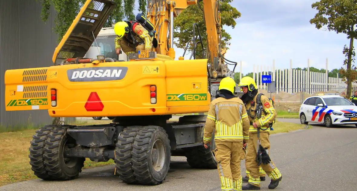 Grijpmachine vat vlam in loods