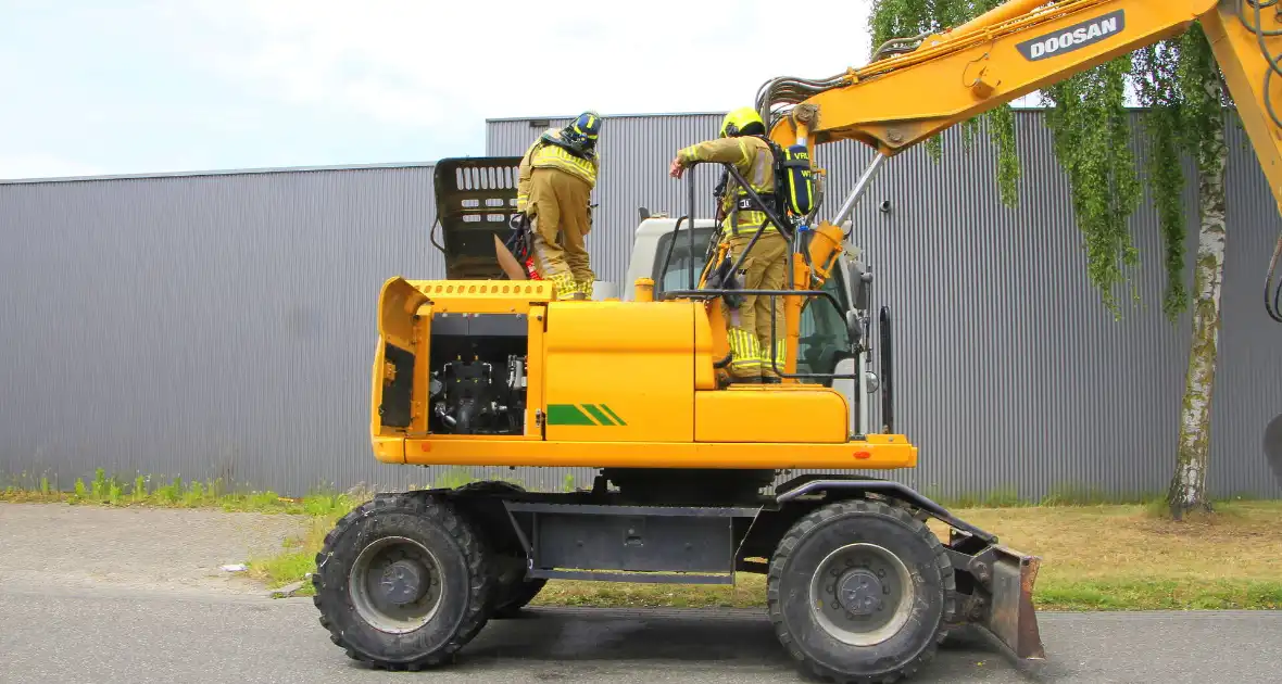 Grijpmachine vat vlam in loods - Foto 1