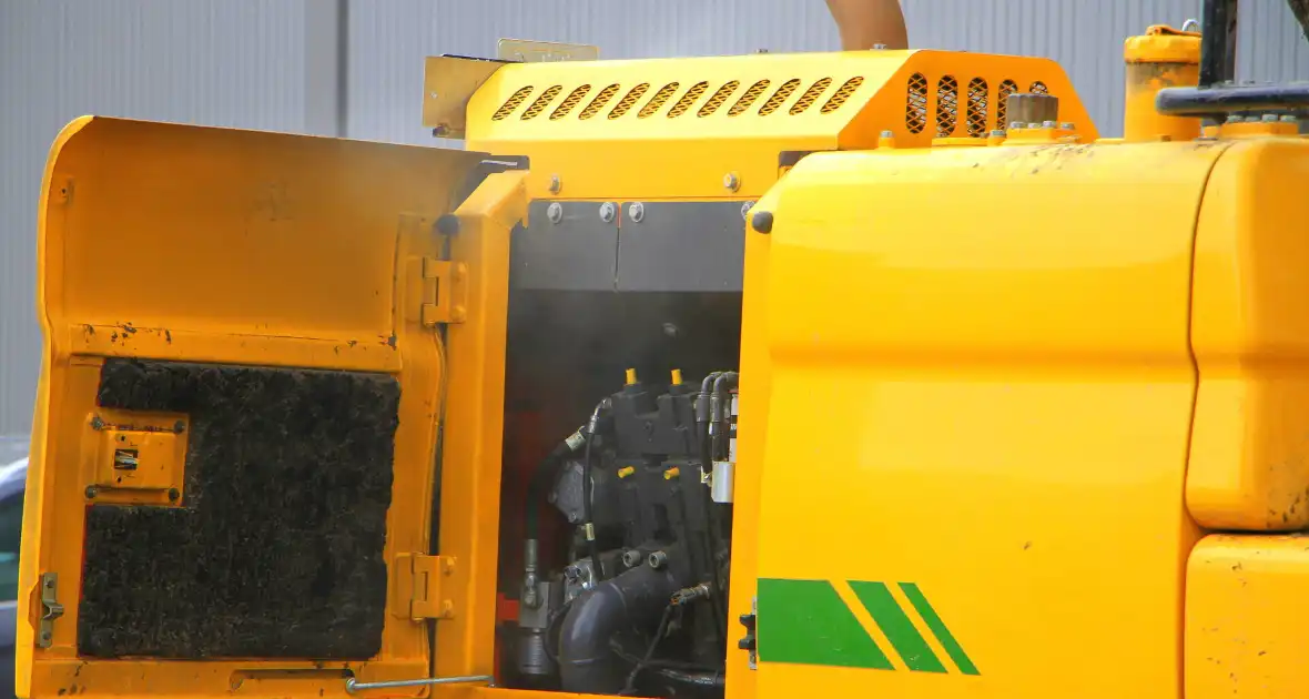 Grijpmachine vat vlam in loods - Foto 11
