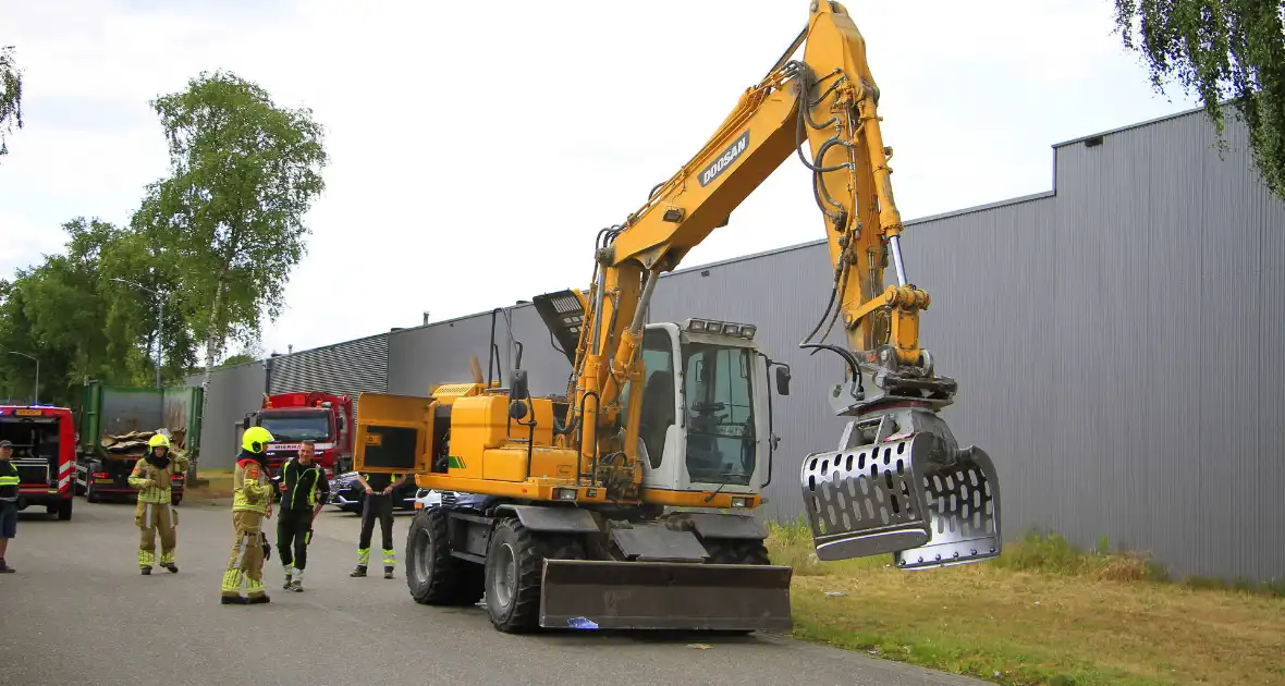 Grijpmachine vat vlam in loods - Foto 12