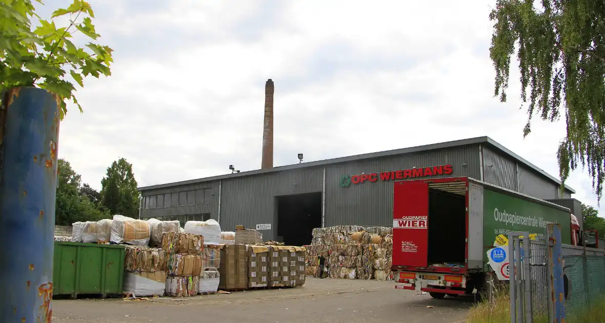 Grijpmachine vat vlam in loods - Foto 4