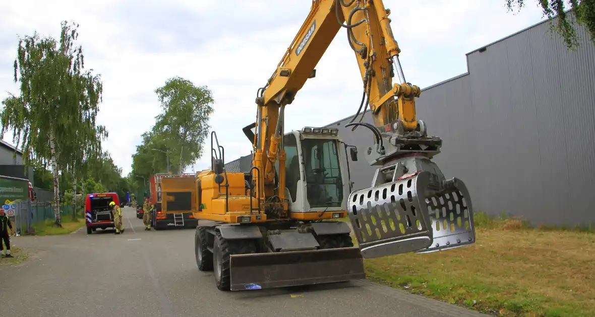Grijpmachine vat vlam in loods - Foto 6